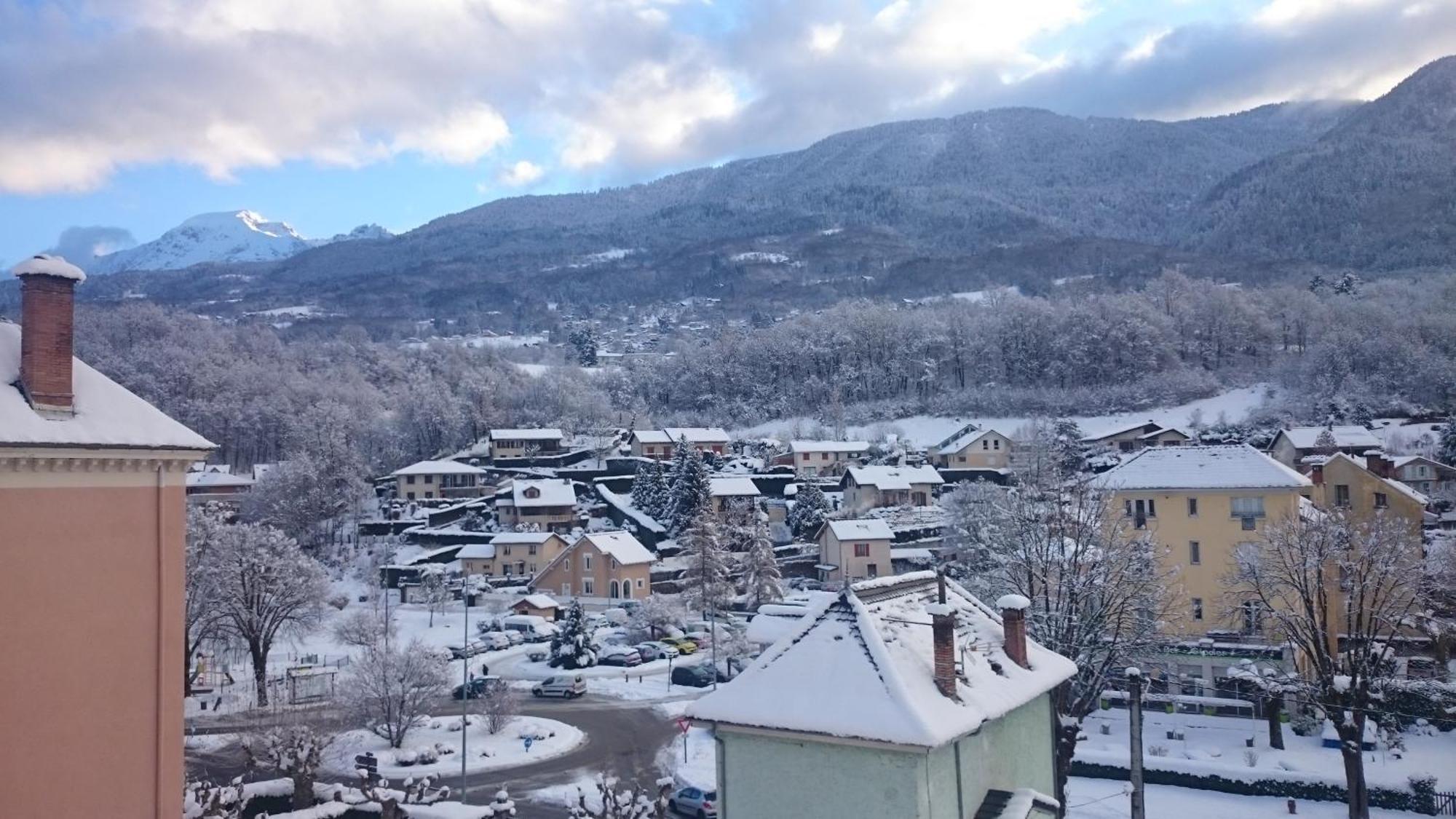 Le T2 Douillet D'Uriage - Residence Le Louvre - Cure Thermale Uriage- Proche Chamrousse - Jusqu'A 3 Personnes - Region Agreable En Toute Saison Vaulnaveys-le-Haut المظهر الخارجي الصورة